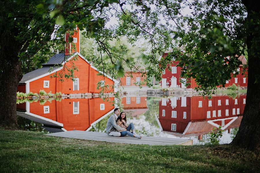 Finland Strömforsin Ruukki pariskunta nurmikolla. Kuvaaja Julia Kivelä.