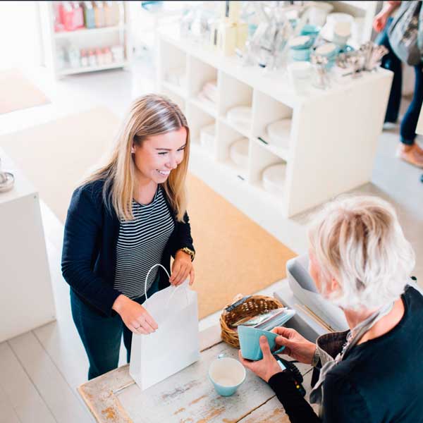 Shoppailu Porvoossa, nainen kassalla.